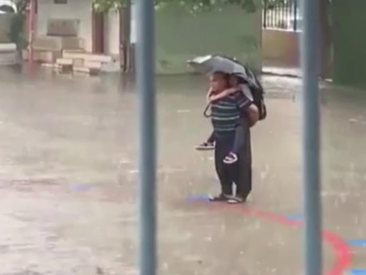 Yağmur, İstiklal Marşı için saygı duruşuna engel değil!