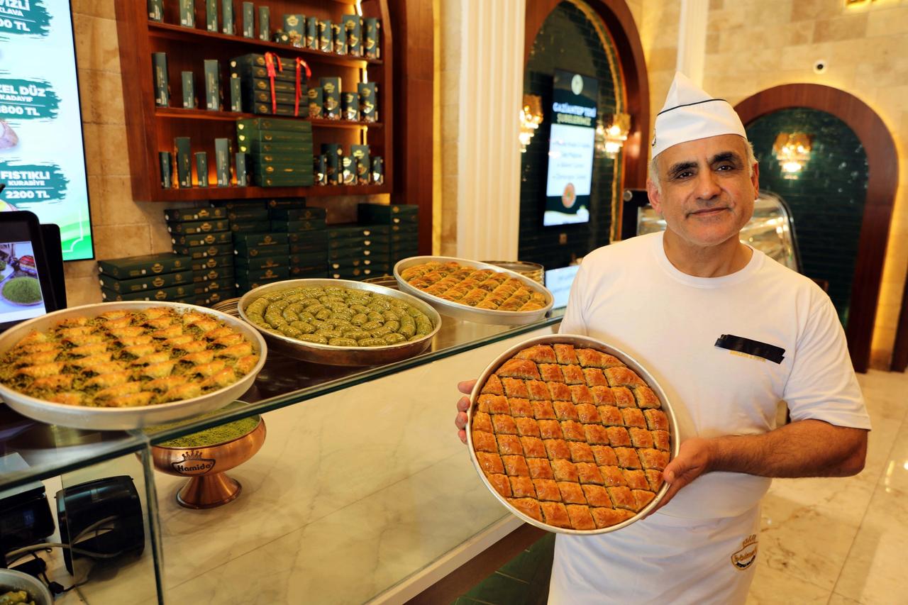 ABD'de baklava ustası oldu; SpaceX çalışanlarına Türk tatlısını yedirdi