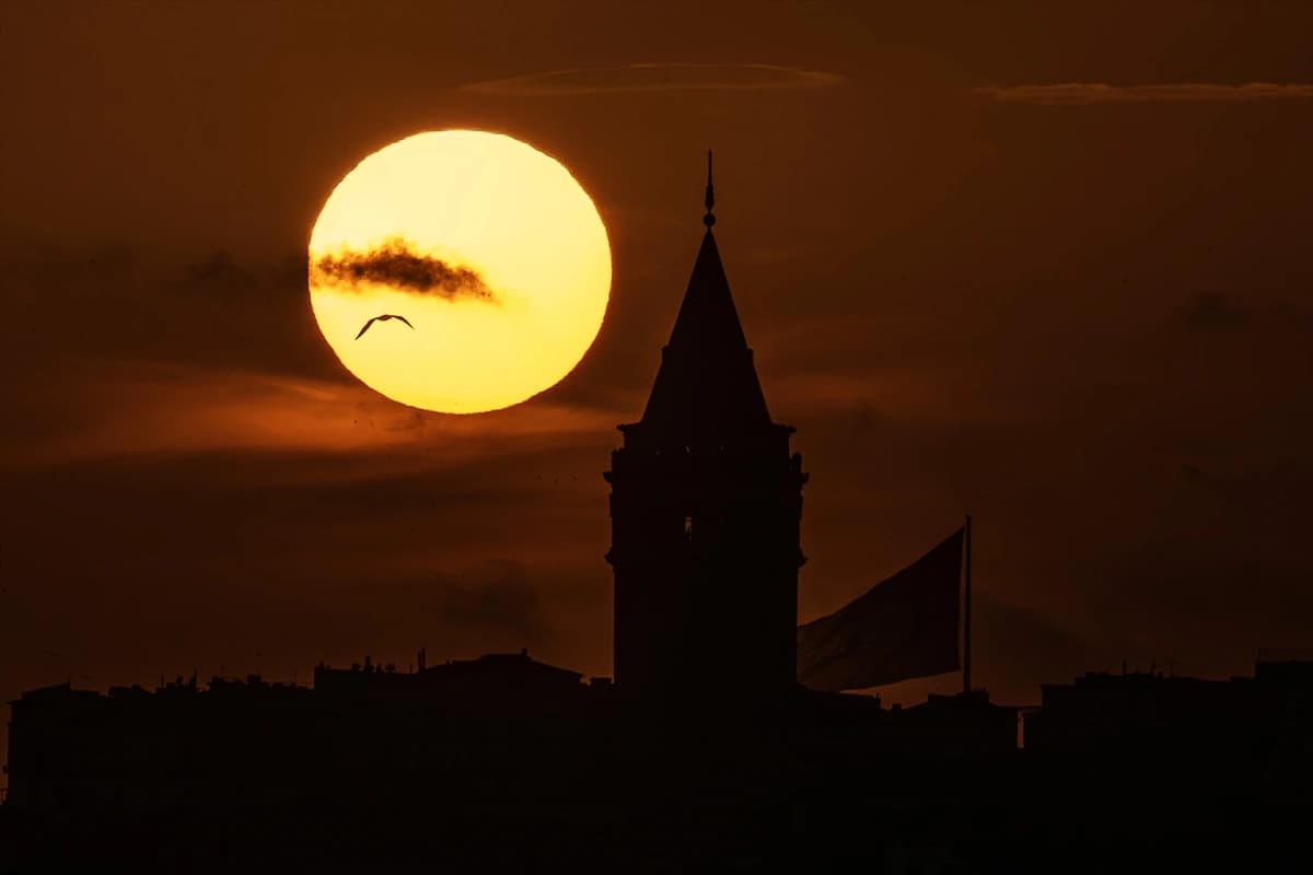 İstanbul'un tarihi silüeti gün batımında objektife yansıdı