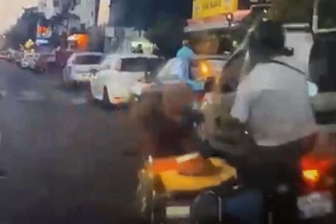 Yaya geçidini kullanan vatandaşa motosiklet çarptı