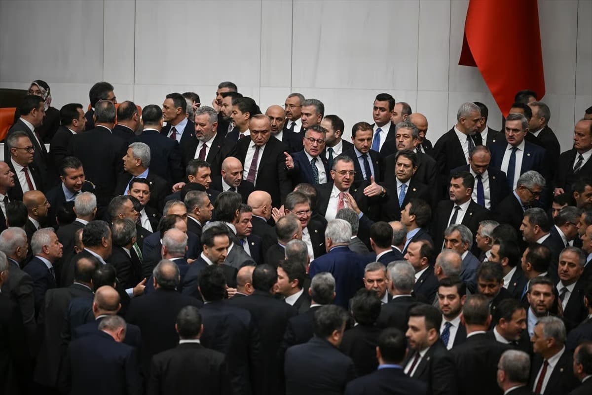 Meclis'te 'en düşük emekli aylığı' gerginliği 
