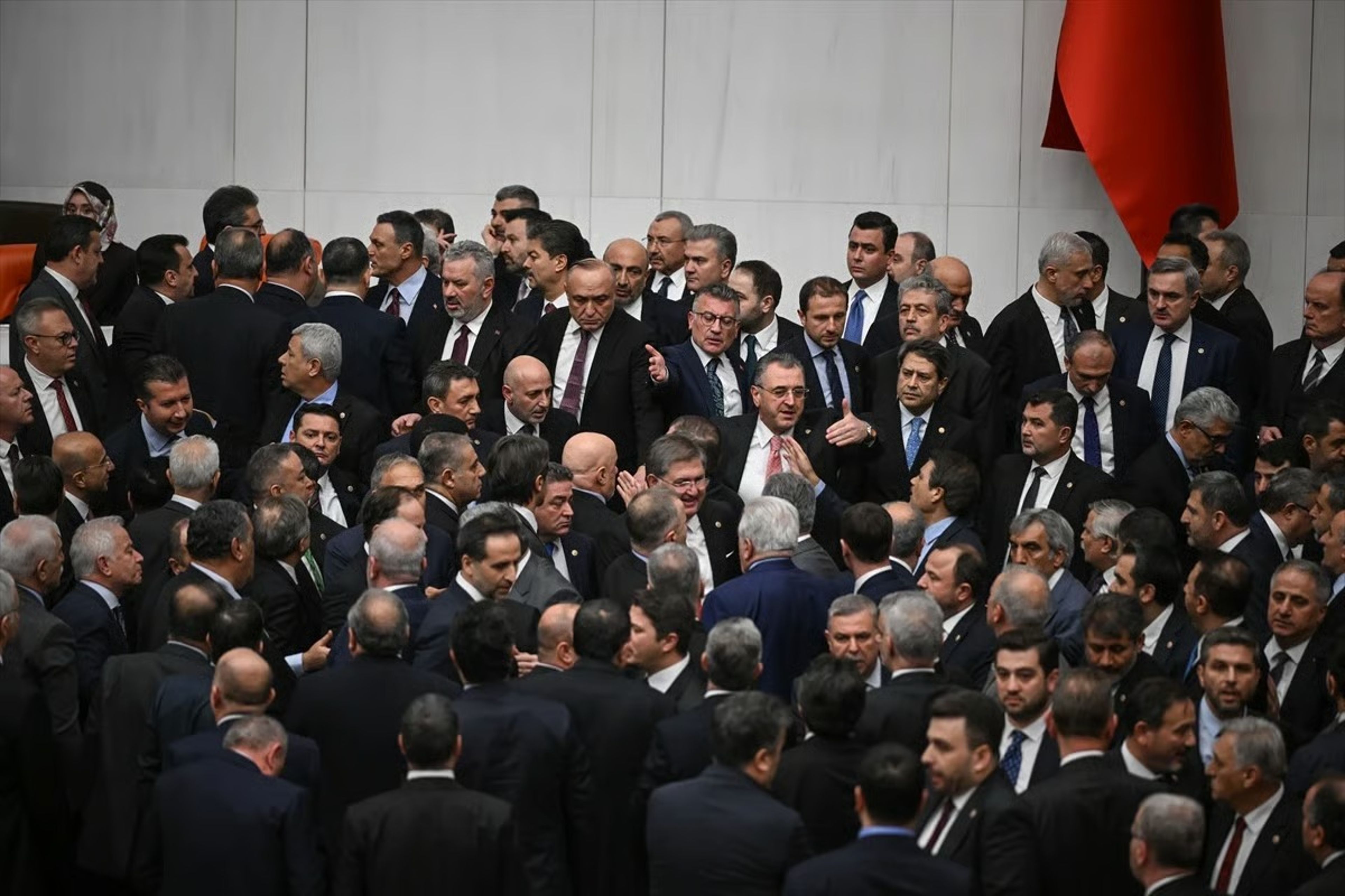 Meclis'te 'en düşük emekli aylığı' gerginliği! Vekiller birbirine girdi 