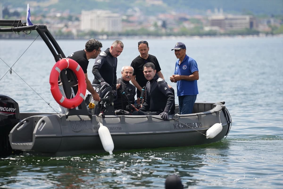 Bakan Murat Kurum İzmit Körfezi'ndeki dip çamuru temizliğini su altı dalışıyla inceledi