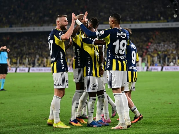 Tek gol, kırmızı kart, zorlu maç: Tedesco yönetimindeki Fenerbahçe, 10 kişi kalan Trabzonspor'u mağlup etti