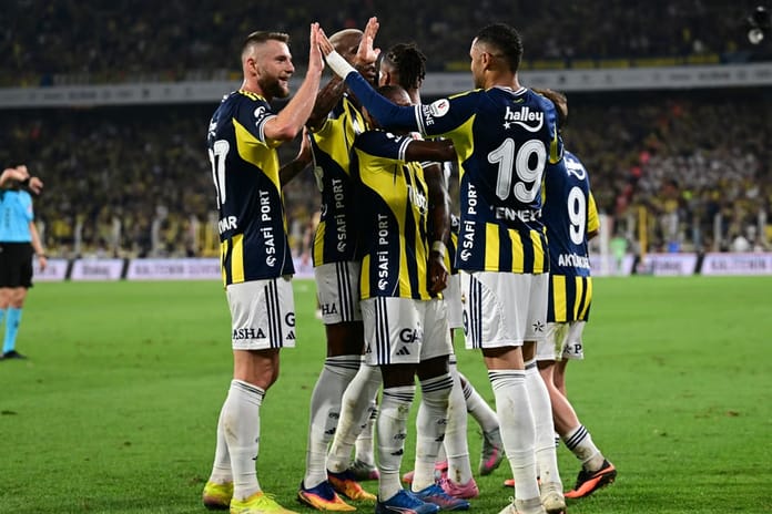 Tek gol, kırmızı kart, zorlu maç: Tedesco yönetimindeki Fenerbahçe, 10 kişi kalan Trabzonspor'u mağlup etti