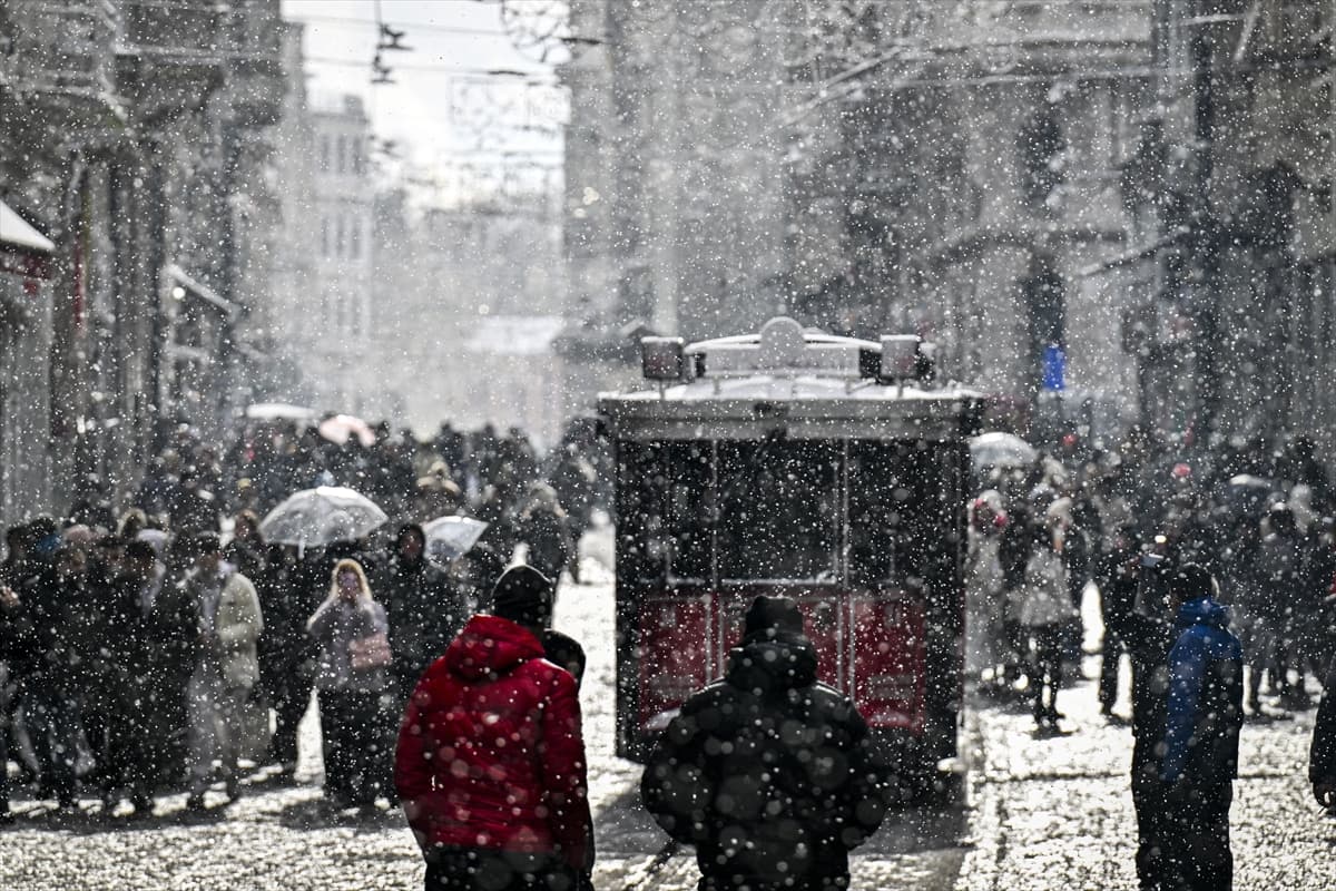 İstanbul’da kar keyfi: Kartpostallık görüntüler oluştu 