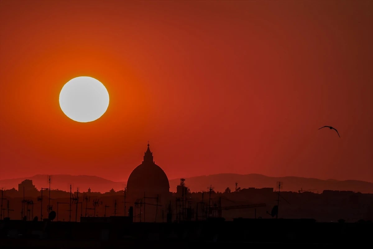 Kırmızının bin bir tonu: Roma'da bir gün batımı...