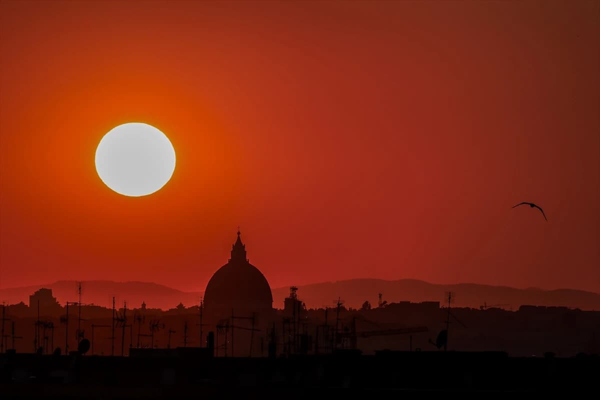 Kırmızının bin bir tonu: Roma'da bir gün batımı...