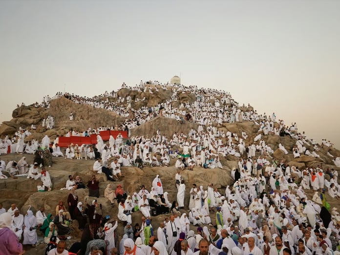 Hacı adayları Arafat'ta: Haccın en önemli ruknü başladı