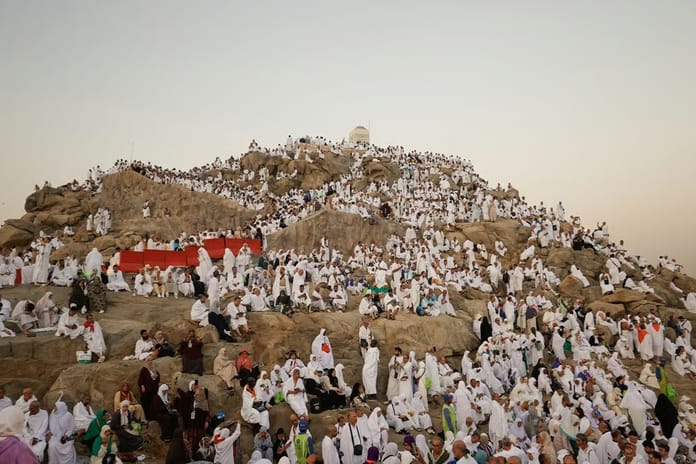 Hacı adayları Arafat'ta: Haccın en önemli ruknü başladı