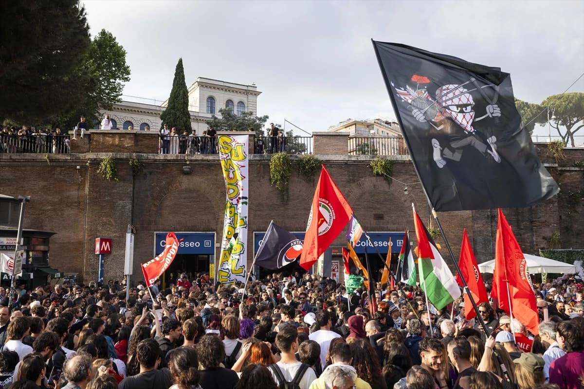 İtalya'da dev protesto: Binlerce kişi Sumud Filosu için sokakta