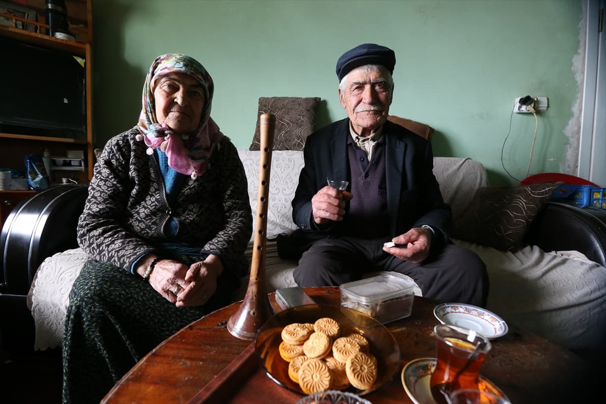 Karslı Nazim dede, meyini bu kez hastalar için çaldı