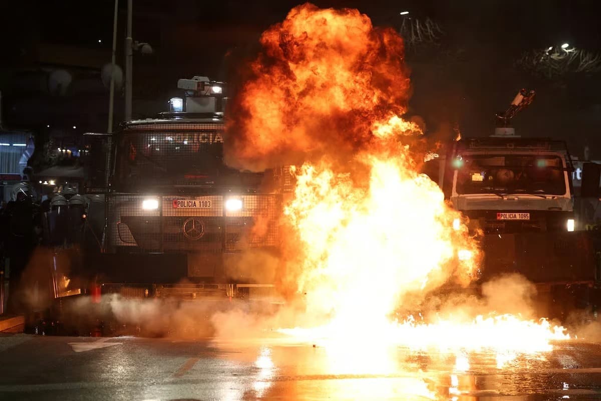 Arnavutluk'un başkenti Tiran'da hükümet karşıtı protesto