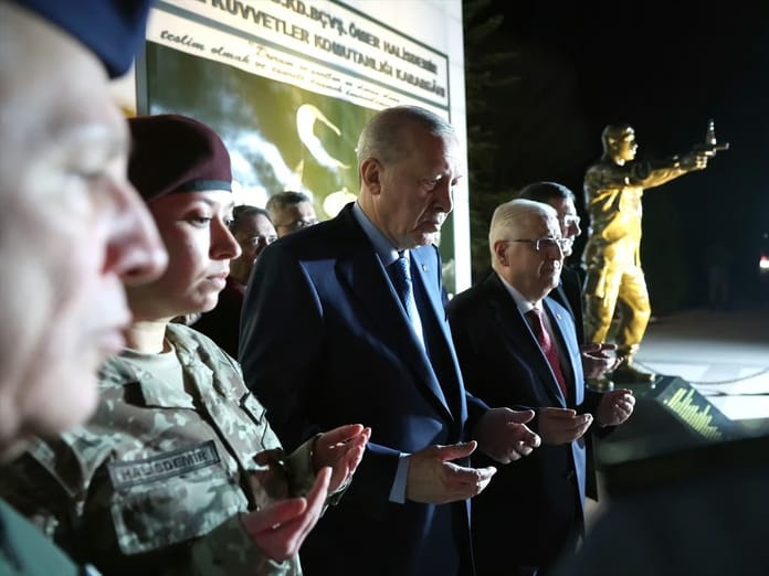 Cumhurbaşkanı Erdoğan Mehmetçik ile buluştu