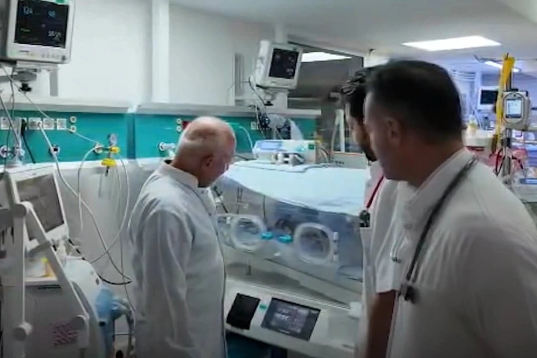 610 gram doğan bebeğe ameliyat