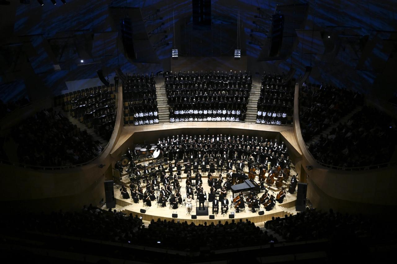 'Dünya Korolar Günü' coşkusu: Üç büyük koro 'Carmina Burana' için sahnede buluştu