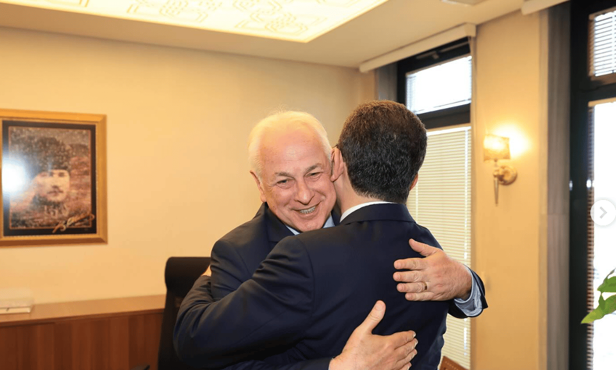 Ekrem İmamoğlu ve Alaattin Köseler- 2024 Yerel seçim sonuçları sonrası bir fotoğraf. 