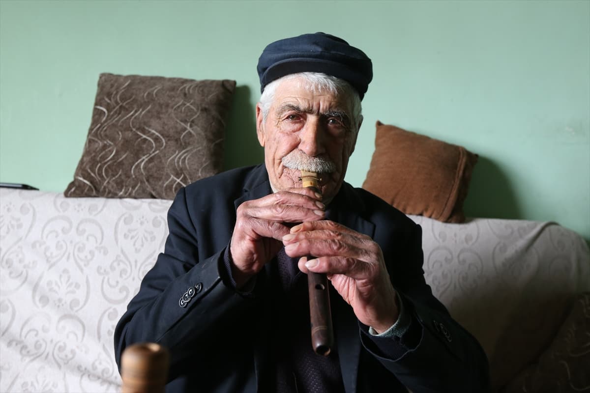 Karslı Nazim dede, meyini bu kez hastalar için çaldı