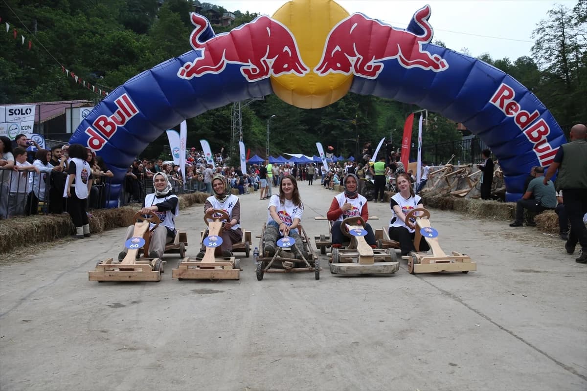 Rize'de düzenlenen 16. Geleneksel Formulaz Tahta Araba Yarışları nefes kesti