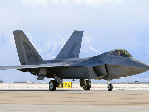 ABD, İran gerilimi gölgesinde F-22 savaş uçaklarını İngiltere’ye konuşlandırdı