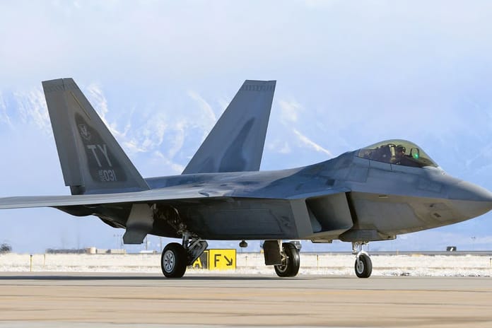 ABD, İran gerilimi gölgesinde F-22 savaş uçaklarını İngiltere’ye konuşlandırdı