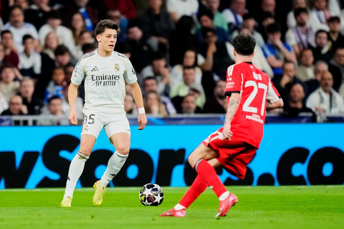 Arda Güler Benficalı oyuncu karşısında mücadele ediyor