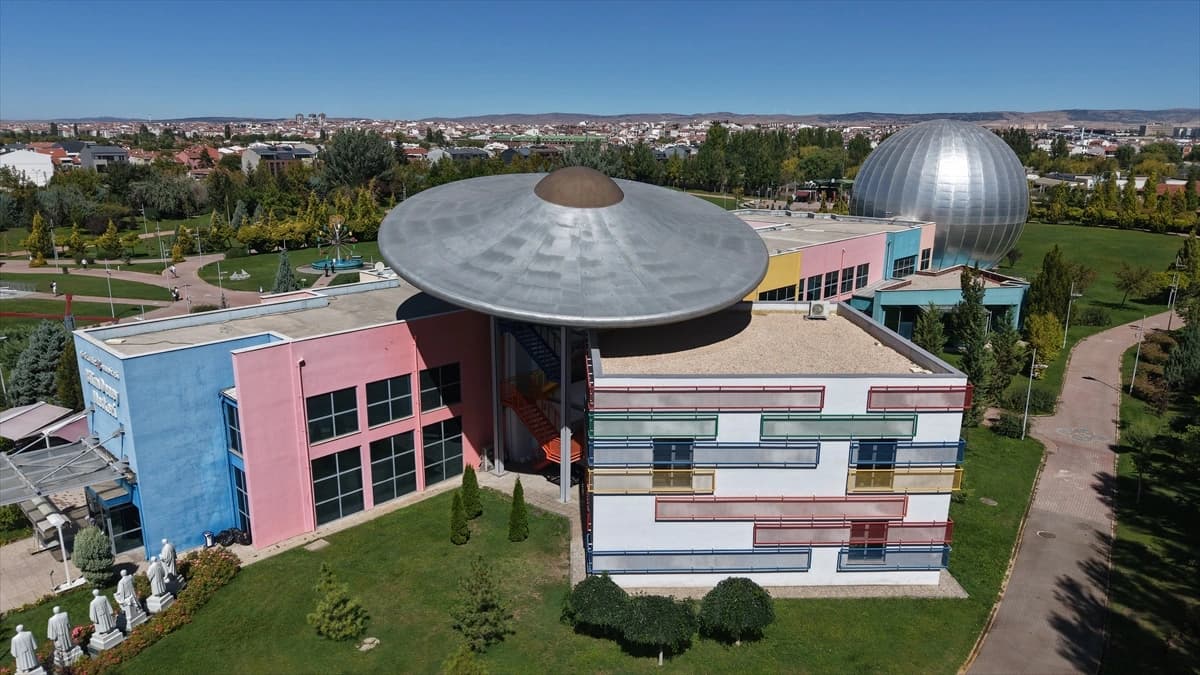 Gizemli karadeliklerin sırrı planetaryumda izleyiciyle buluşturuluyor