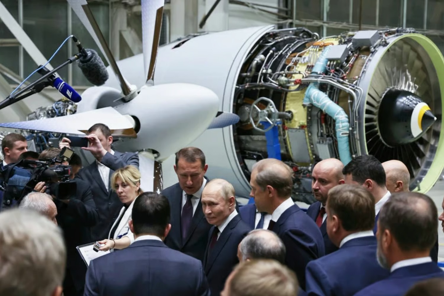 Putin Urges Russia’s Aerospace Industry to Develop Engines