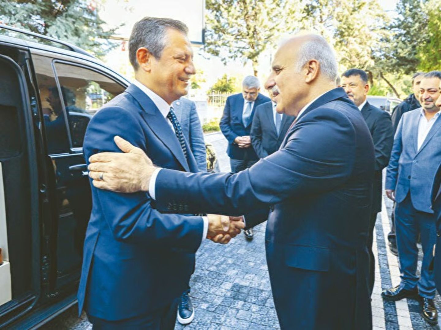 Özgür Özel’in makam aracı suç örgütü firarisine devredildi