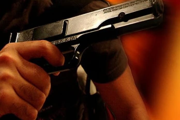 Aynı dairede üç kişi silahla vurulmuş halde bulundu