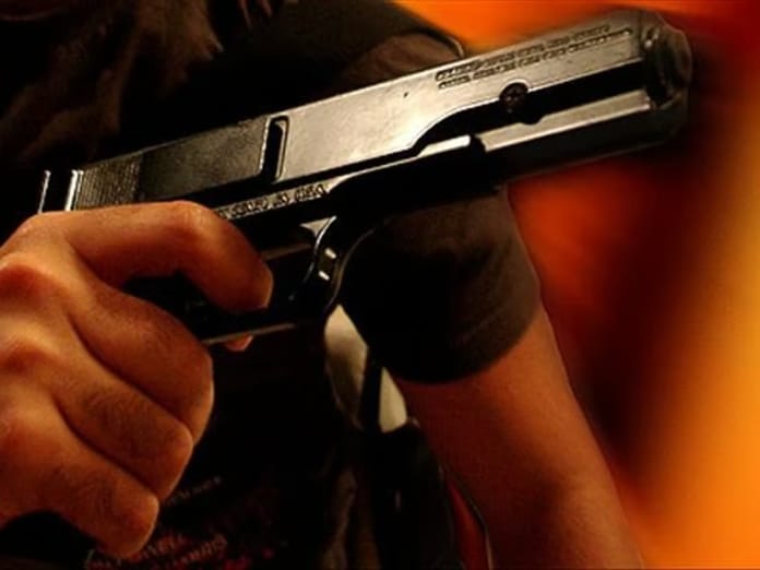 Aynı dairede üç kişi silahla vurulmuş halde bulundu