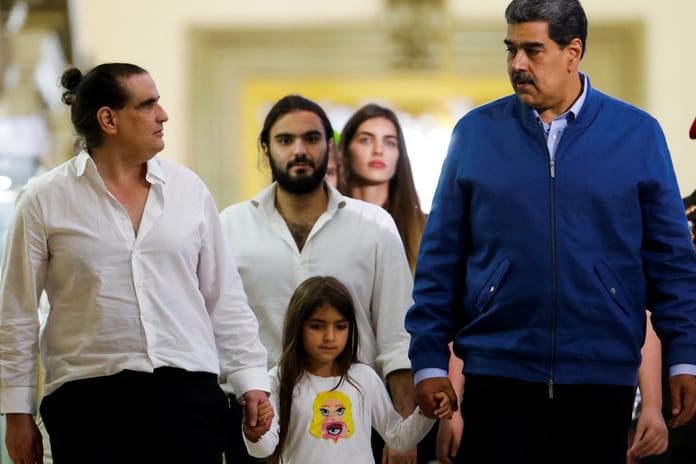 Trump yönetimi Venezuela kıskacını daraltıyor: Maduro'nun ailesi kara listede