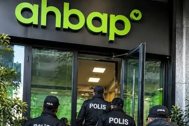 Ahbap’ın 44 milyon liralık kasasından ilaç ve kitap çıktı