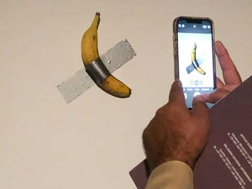 Cattelan'ın "Bantlı Muz" eseri yine yendi