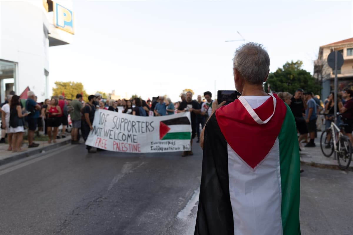 Yunan aktivistler İsraillileri taşıyan gemiyi protesto etti
