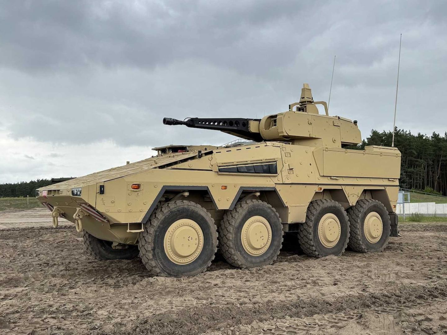 Katar, ilk Boxer RCT30 zırhlı muharebe araçlarını Almanya’dan teslim aldı
