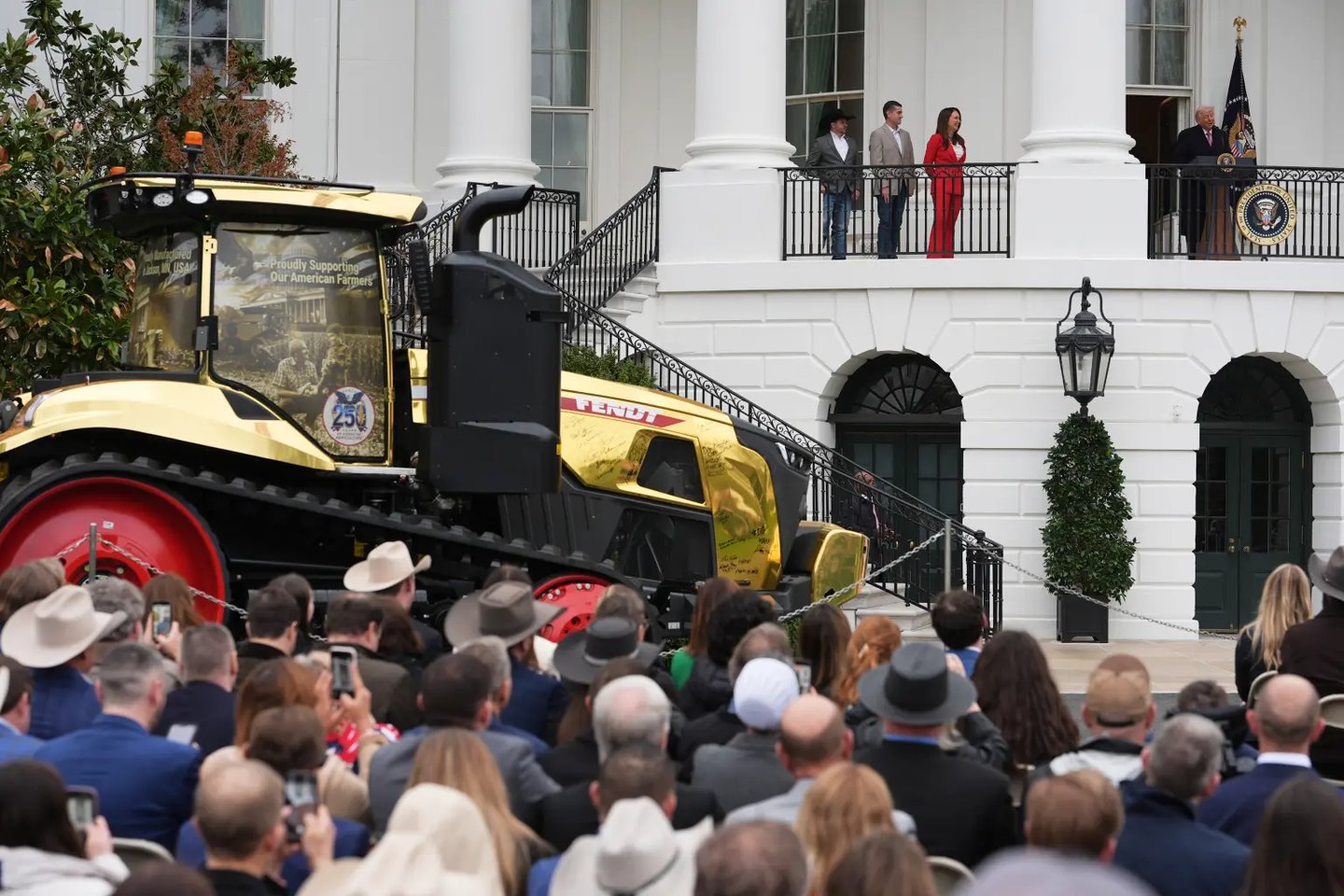 Trump çiftçileri altın traktör ile karşıladı - AP