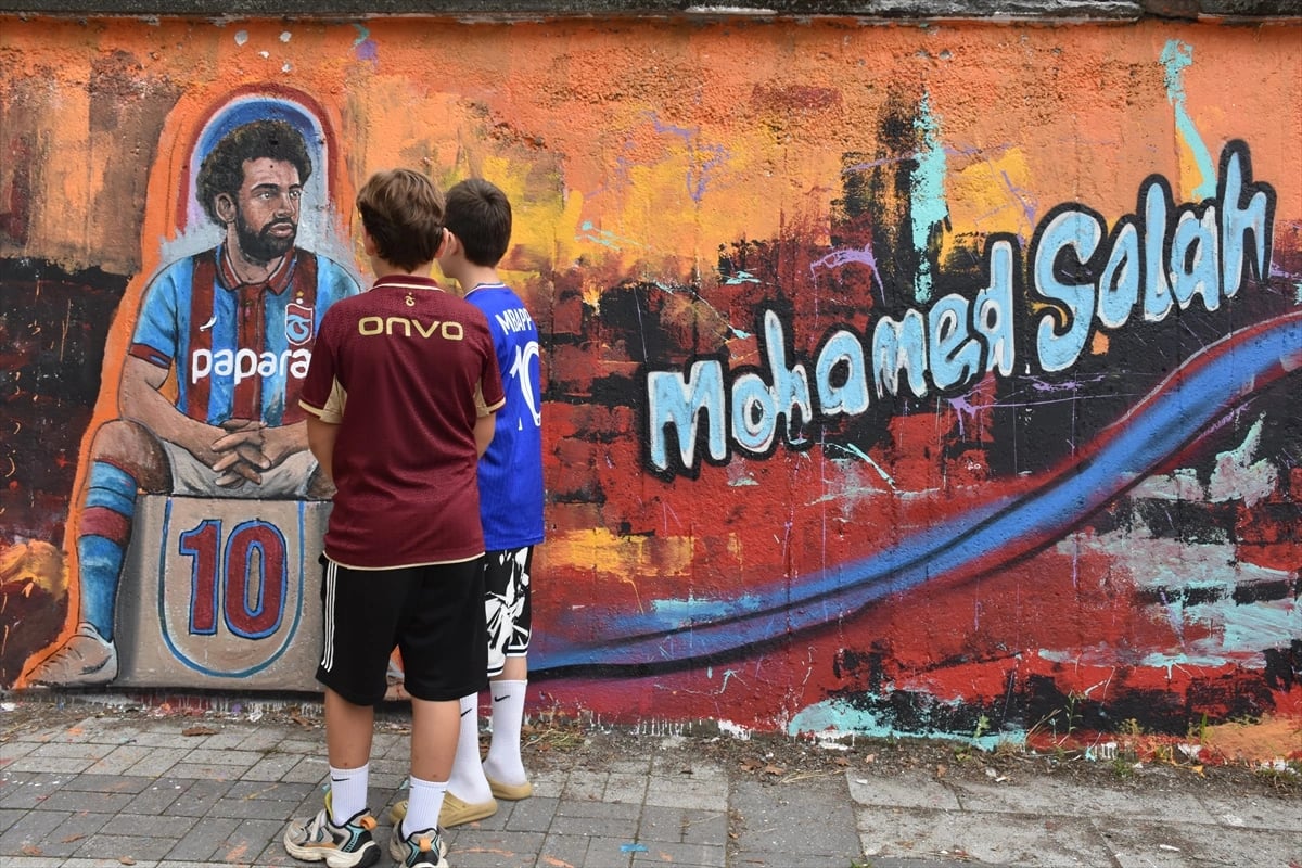 Trabzon'da Salah sevgisi şehrin duvarlarına yansıdı