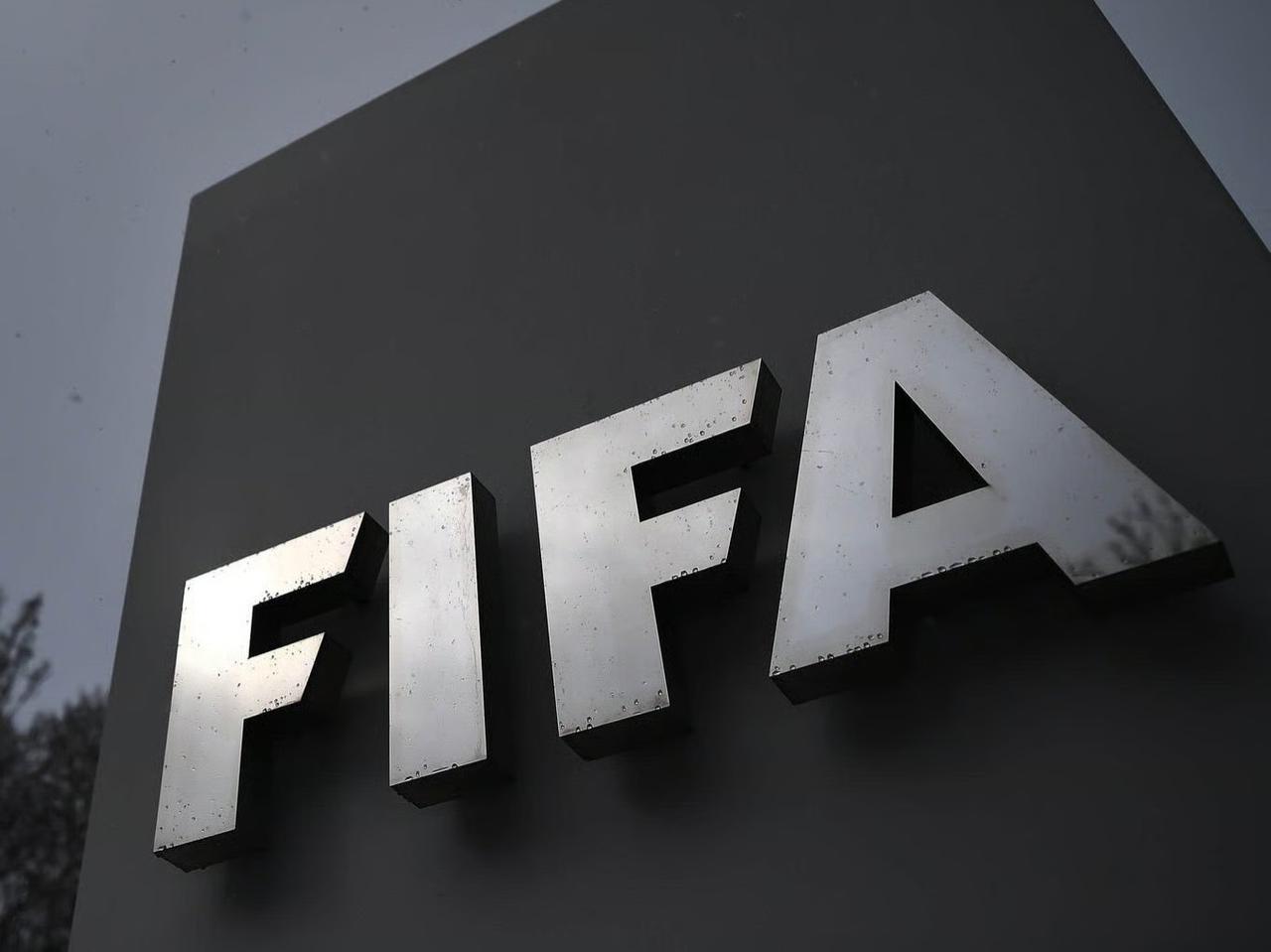 FIFA'dan 3 dönemlik transfer yasağı kararı