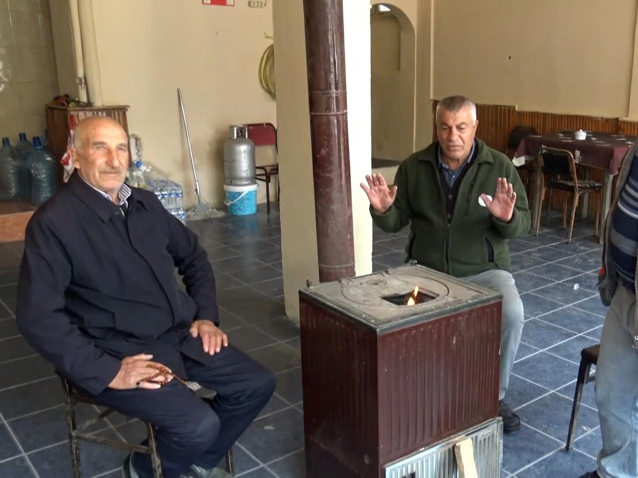 Kars'ta Temmuz ayında vatandaşlar soba yaktı