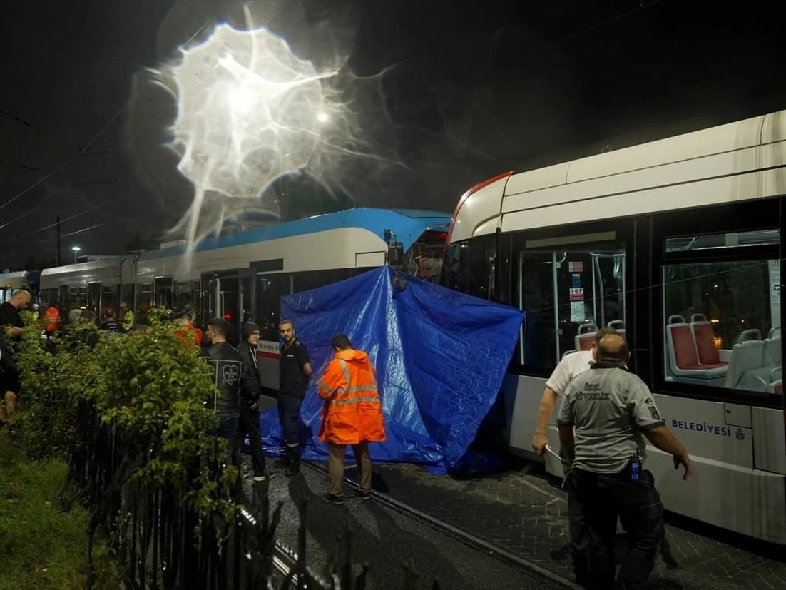 Zeytinburnu’nda tramvaylar kafa kafaya çarpıştı
