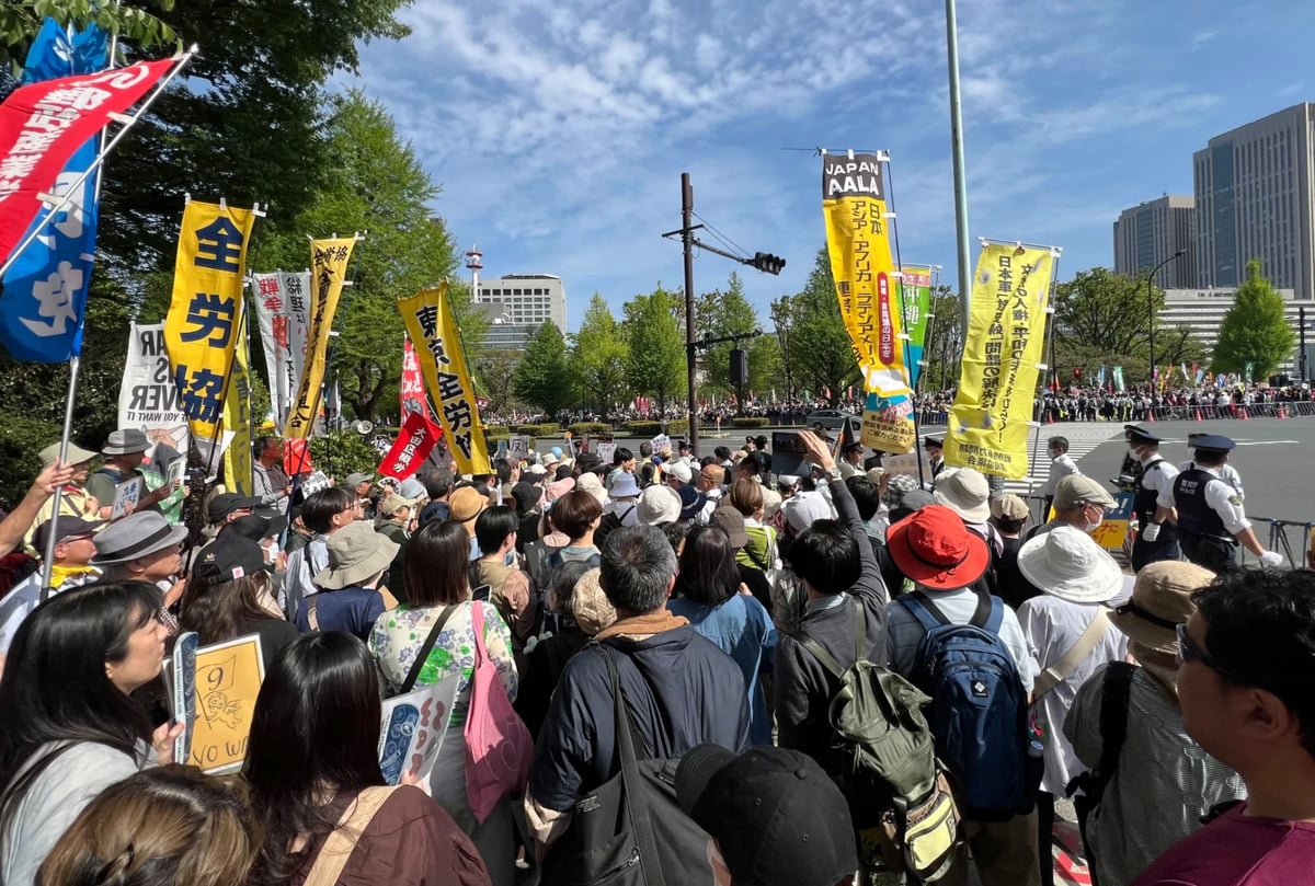 Tokyo'daki parlamento önünde düzenlenen protesto / 19 Nisan - The Guardian