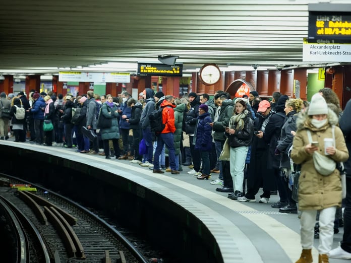 Almanya'da yeni grev dalgası: Toplu ulaşım durma noktasına geldi!