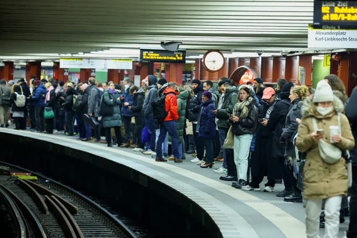 Almanya'da yeni grev dalgası: Toplu ulaşım durma noktasına geldi!