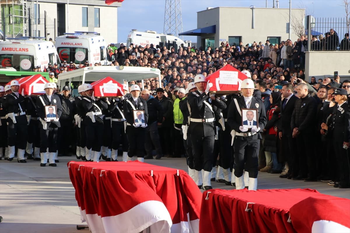 Türkiye şehitlerine ağlıyor: Yalova’da tören düzenlendi 