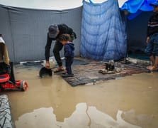 Yerinden edilen Gazzelilerin çadırları sular altında