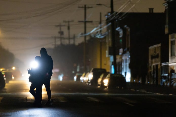 Karanlık şehri esir aldı: Sürücüsüz araçlar kavşaklarda donup kaldı