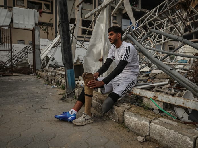 İsrail köydeki tek çocuk futbol sahasını hedef aldı