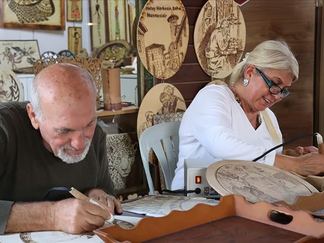 Hatay'ın tarihi mozaikleri yakma yöntemiyle ahşaba işleniyor