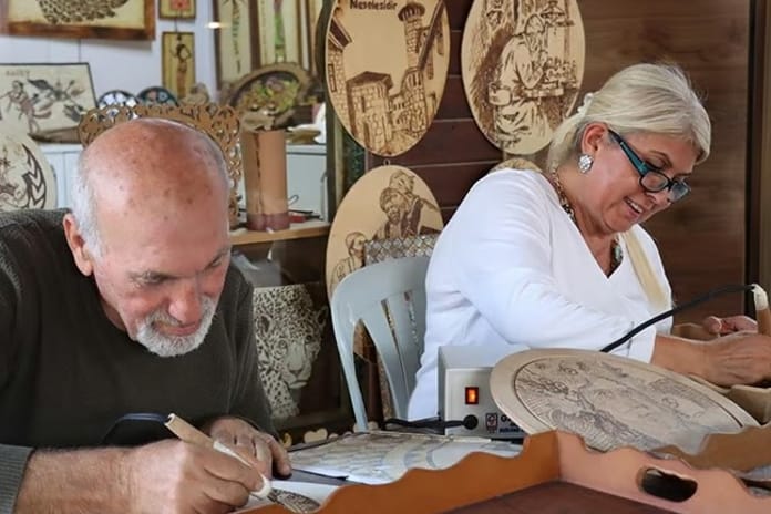 Hatay'ın tarihi mozaikleri yakma yöntemiyle ahşaba işleniyor